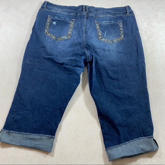 Maurices denim Capri Pants Sz 24 Distressed embroidered pockets capris p… - Picture 10 of 10